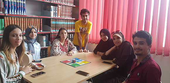 Jóvenes aprendiendo español mientras juegan al parchís