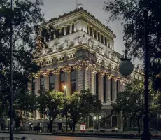 Vista nocturna del edificio